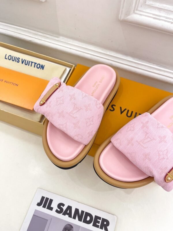 A14EB7DD-A8A9-8C81-72F2-F47B50049FC0.jpg Louis Vuitton Women's Pool Pillow Comfort Sandal