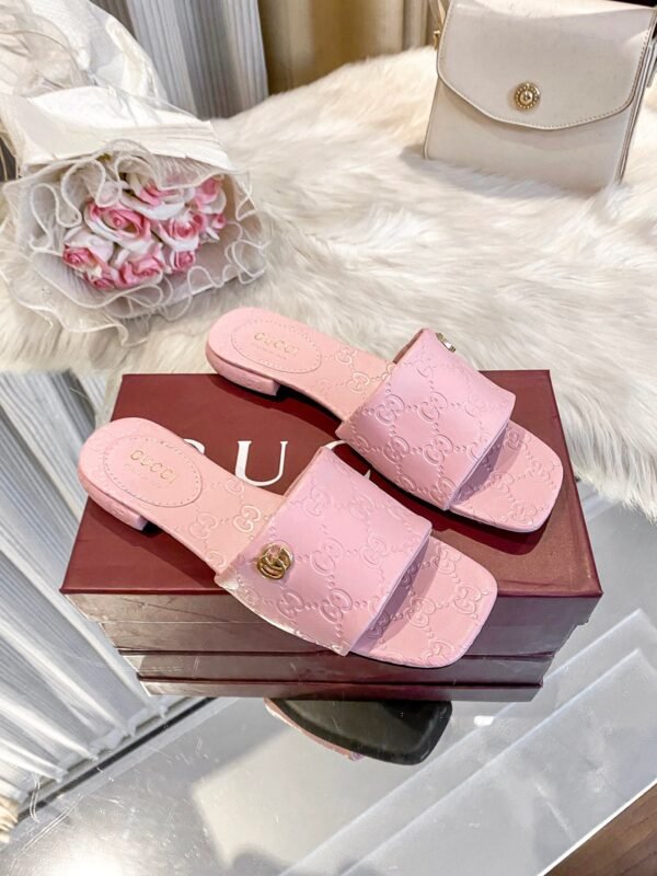 A4A3AAAC-90F5-725A-C743-52494F061458.jpg GUCCI Women's Platform Slide Sandal