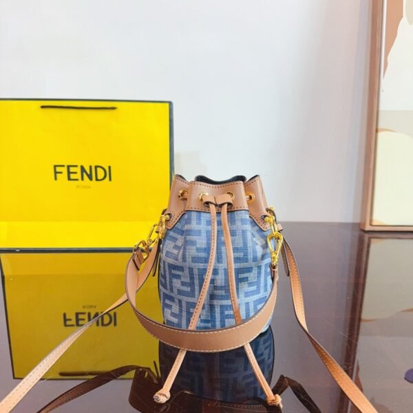 A4F03155-C3AD-74E8-6EF3-629A45E3275C.jpg Fendi Mon Tresor - BLUE