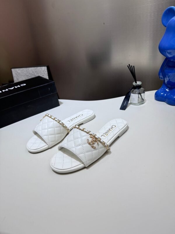 A5B49EC8-4B80-C8E3-FBF1-4DB3BCC6B58E.jpg Chanel Women's Logo 25ss CC Sandal