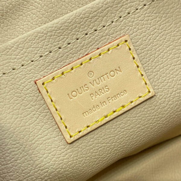 A5E37BCD-B18C-74DA-E070-5BCC4AC3BC28.jpg Louis Vuitton Toiletry Bag M11750