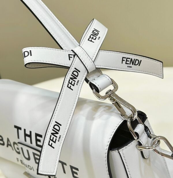 A6290FBA-27A6-D7D1-6E96-0CBEEC4F1ECE.jpg Fendi Baguette Bag
