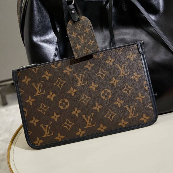 Louis Vuitton M25143 CarryAll MM