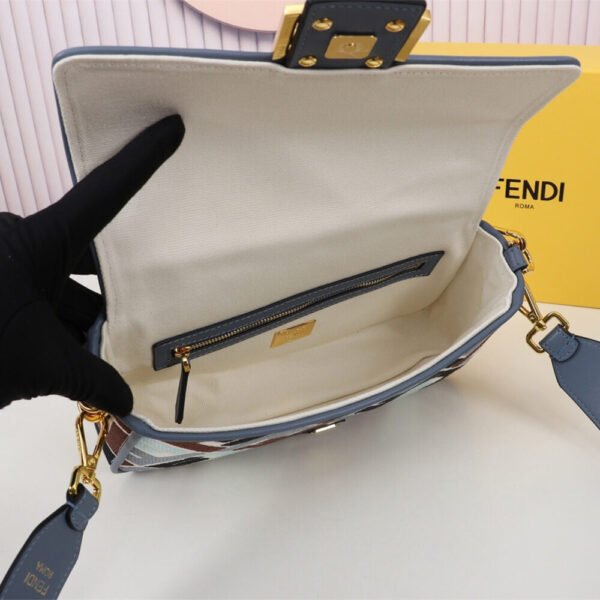 A8238CEA-D786-2943-9CCC-9E9D6D9F8A47.jpg Fendi Baguette(high-end grade)