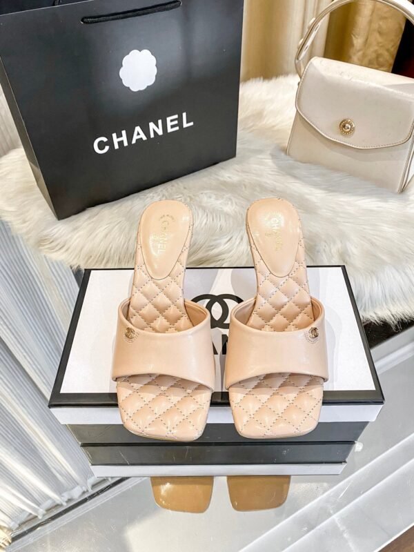 A8FA8DB4-8066-3A5F-E1A2-71CB606B31D9.jpg Chanel Women's Logo 25ss CC Sandal