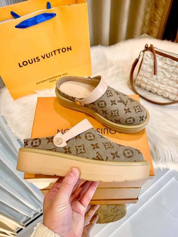 A92F1F12-E178-2BD6-A0F3-6C9027EDF387.jpg Louis Vuitton Women's Pool Pillow Comfort Sandal