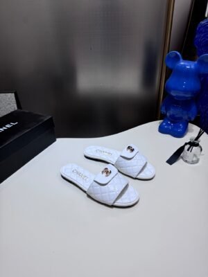 A93DE9A6-16A0-E5D3-2A5E-BB9DF15521B3.jpg Chanel Women's Logo 25ss CC Sandal