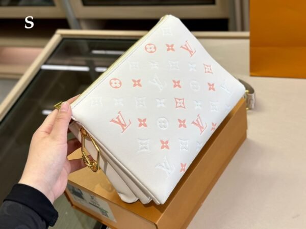 A94ABBAB-FE31-F926-F11E-407AF8E87B68.jpg Louis Vuitton M22398 Coussin PM