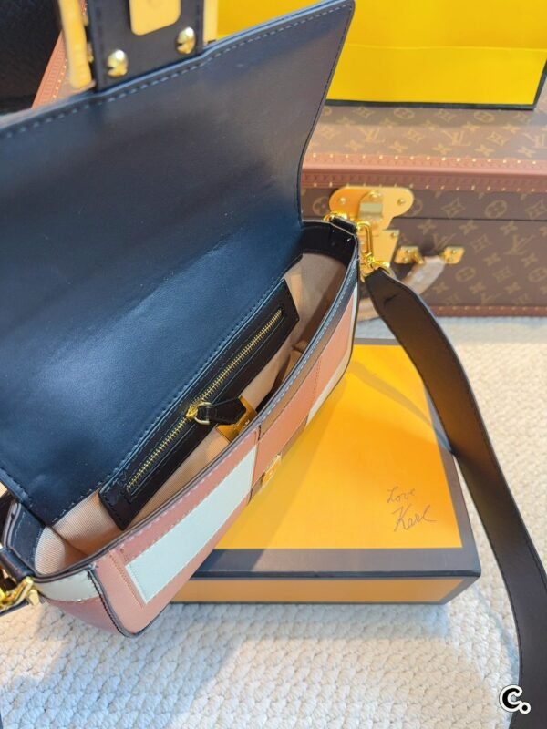 AC279628-0081-8605-75E2-F152E0BE7A1E.jpg Fendi Baguette Medium - Pink