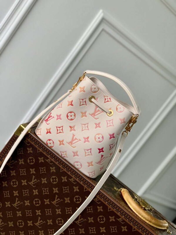 ACE0A09F-99D7-F70E-2505-5455DFE96289.jpg Louis Vuitton M24649 Néonoé BB