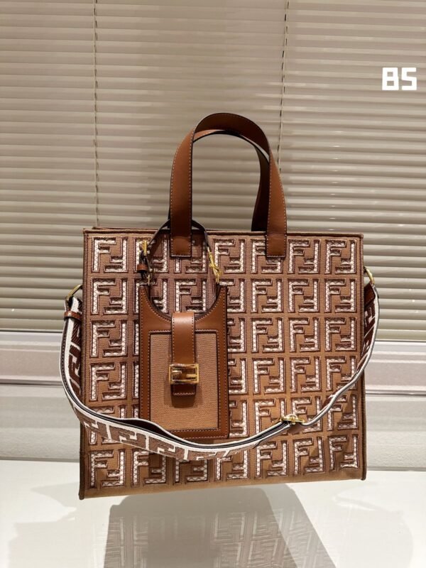 ADC932F0-D8A1-13C8-B55F-DA822AB167C4.jpg Fendi Sunshine Medium - black