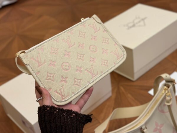 AE05FA65-D89B-5B10-520D-62C7D1806A69.jpg Louis Vuitton M24141 CarryAll PM