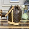 Louis Vuitton No&eacute; M42224