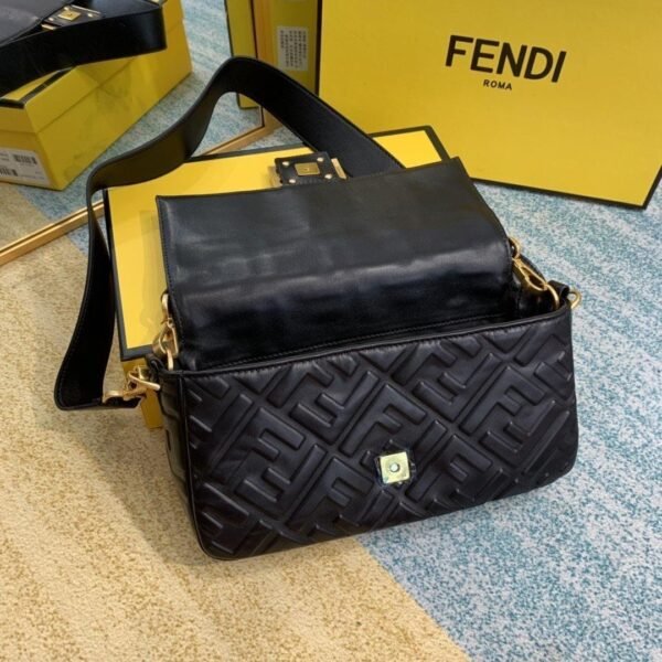 AFE2C037-4A14-E953-2B07-7DE260A96D5F.jpg Fendi baguette Bag
