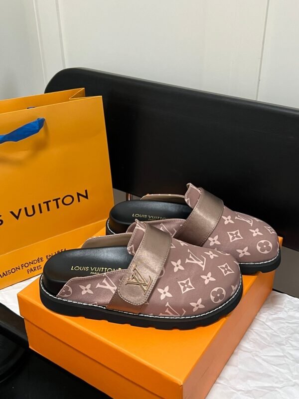 B0853B8E-2CB3-4DDB-369F-5CEE4FEBC875.jpg Louis Vuitton Women's Pool Pillow Comfort Sandal