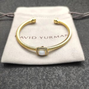 B0A9D956-924D-AD84-E701-F14B21CA937F.jpg Cable Classics Bracelet with White Agate and Diamonds 18K Yellow Gold 4mm