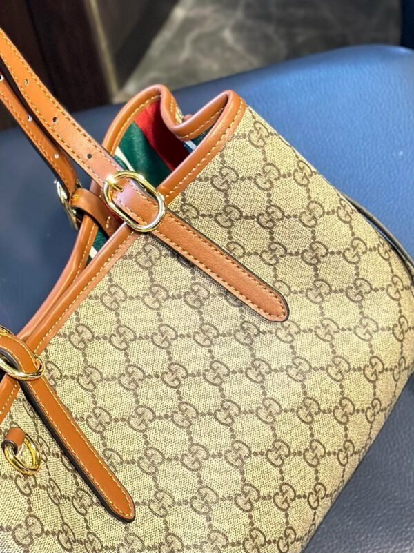 B10B84E8-6A8C-2725-9015-E8003609A901.jpg GUCCI GG Emblem medium tote bag
