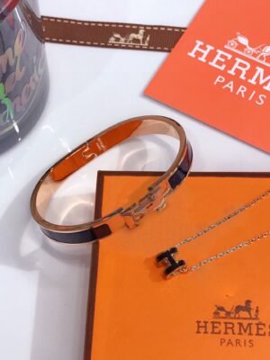 B1AE0C15-49E8-DDC7-6A84-D44DE73EE810.jpg Hermes Clic HH bracelet + Mini Pop H pendant - 17