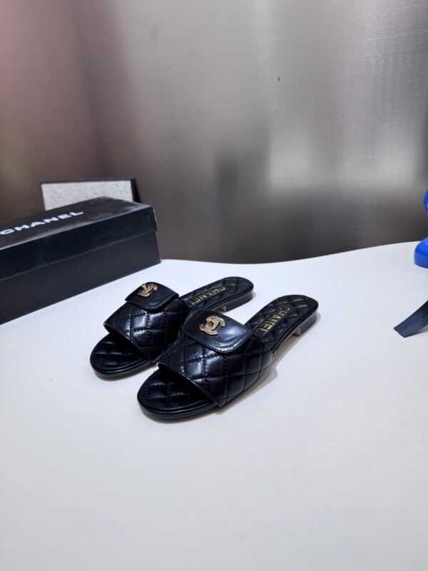 B34D30E0-0C5A-4DFA-9F33-4005E1AEA258.jpg Chanel Women's Logo 25ss CC Sandal