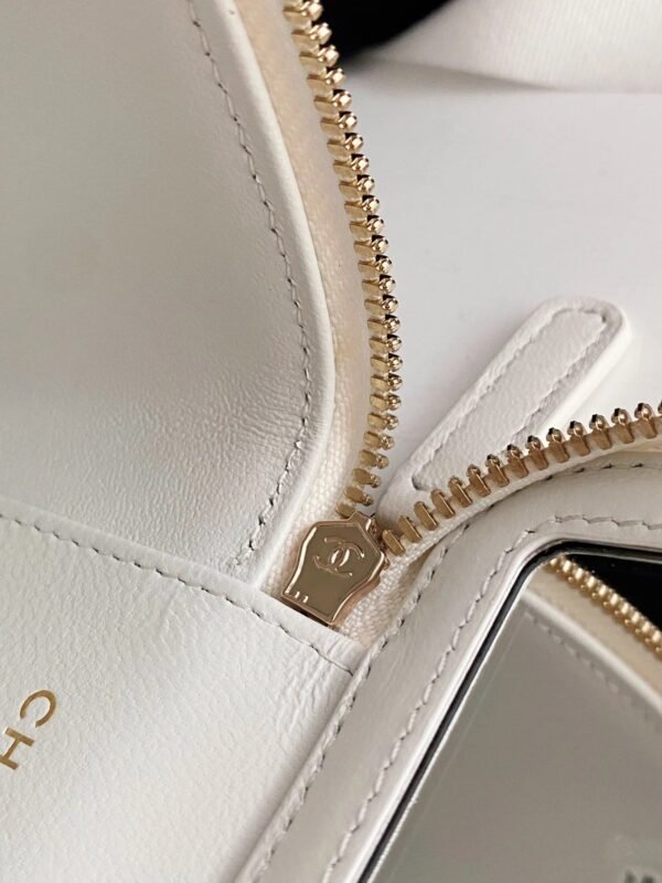 B4152B0D-71F5-FD32-8534-8416FB4492EE.jpg Chanel Small Vanity With Chain White For Women, Women’s Bags 4.3in/11cm