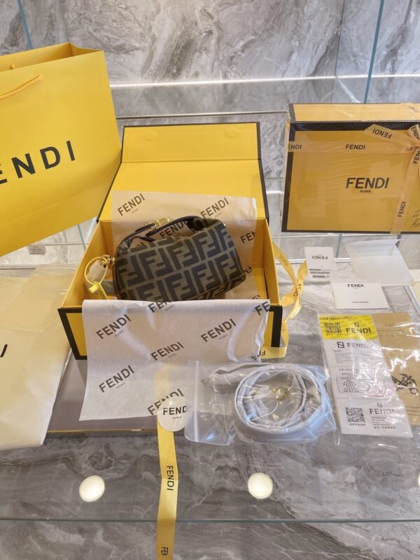 B59A1435-7BDA-22FB-3221-8EE520C6ECAA.jpg Fendi Baguette Bag