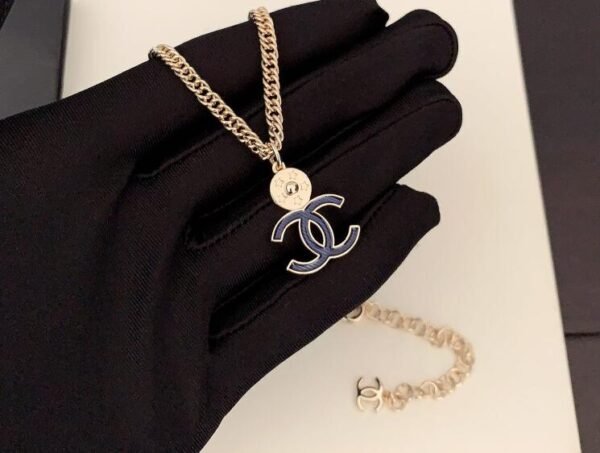 BF250588-0EB6-0A4D-2CBB-6BFF9298F0C7.jpg Round brand blue double C necklace