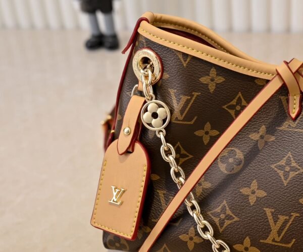 C06B56C5-E700-50E7-C531-93467DA01431.jpg Louis Vuitton M13014 CARRYALL BB Gloves