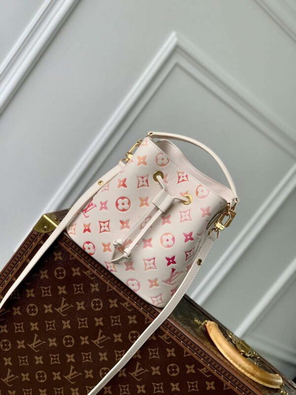 C246891C-40B0-0F4E-554B-E743FD73AFC5.jpg Louis Vuitton M24649 Néonoé BB