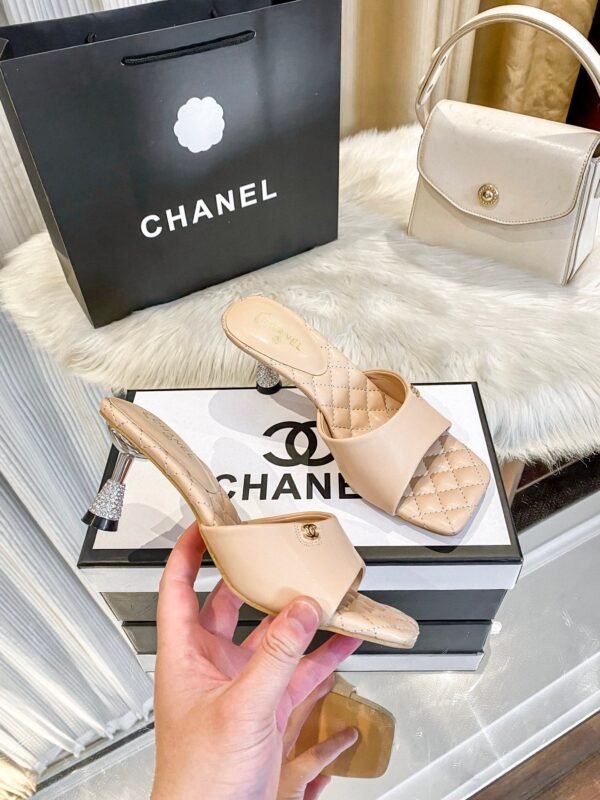 C39EADF1-8B97-CDA3-CF9B-EE4A7FAED1C1.jpg Chanel Women's Logo 25ss CC Sandal