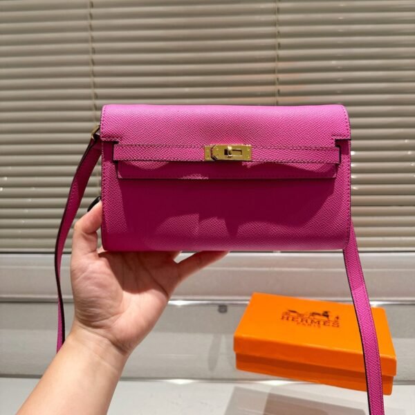 C44DBF6D-9F40-554A-2D98-2ACD260129E4.jpg Epsom Kelly Wallet