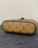 C64946A9-F878-9597-6FA4-8068BEBCF5F1.jpg Louis Vuitton Vanity Chain Pouch M47125