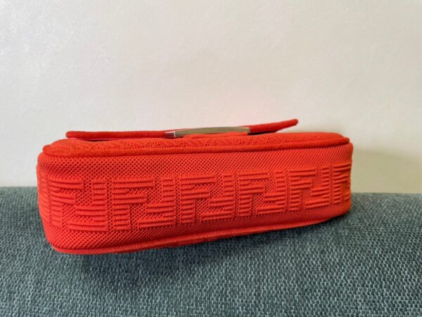 C7B21168-1DA1-058A-3EBE-C8453C8001A1.jpg Fendi Midi Baguette Chain Bag