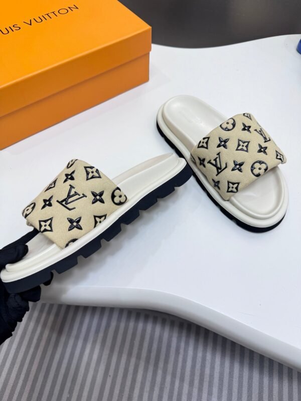 C82B8F8E-9B2C-AAD4-ABD5-F293AE1F9F15.jpg Louis Vuitton Women's Pool Pillow Comfort Sandal