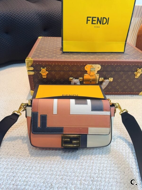 C9376C1E-6A5B-05CA-40C9-6BA4238E3597.jpg Fendi Baguette Medium - Pink