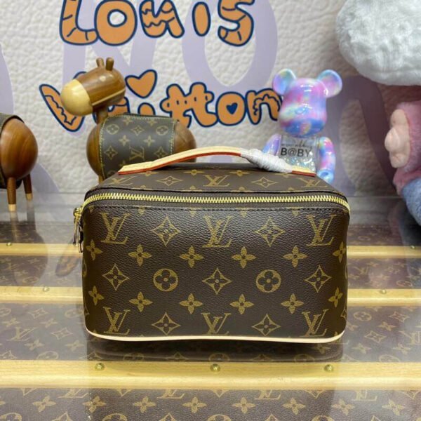CA61238D-3365-3E7F-F700-FAF28A89DAE9.jpg Louis Vuitton Toiletry Bag M11750