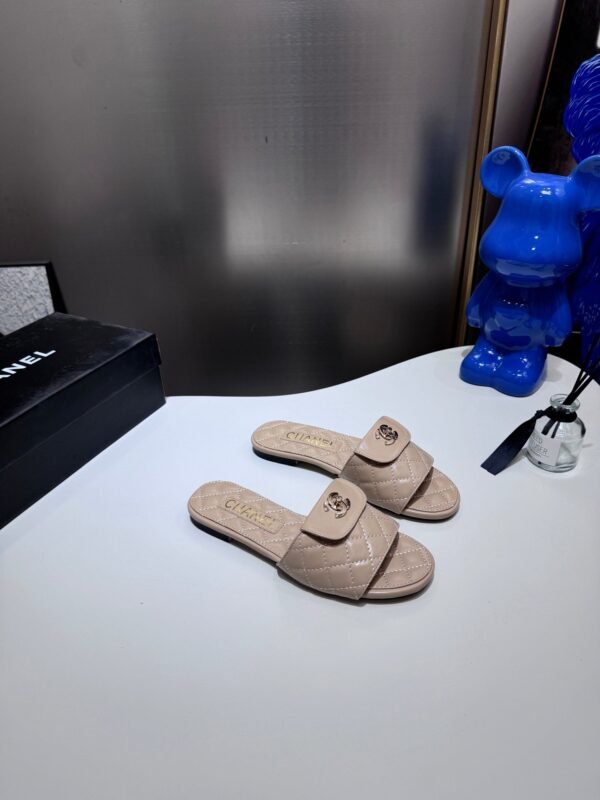 CA954811-3792-3BDE-6078-6E750911C47A.jpg Chanel Women's Logo 25ss CC Sandal