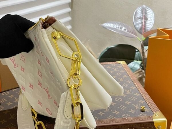 CBA25EB5-B779-B346-CAAC-8AEFBE954179.jpg Louis Vuitton M22398 Coussin PM