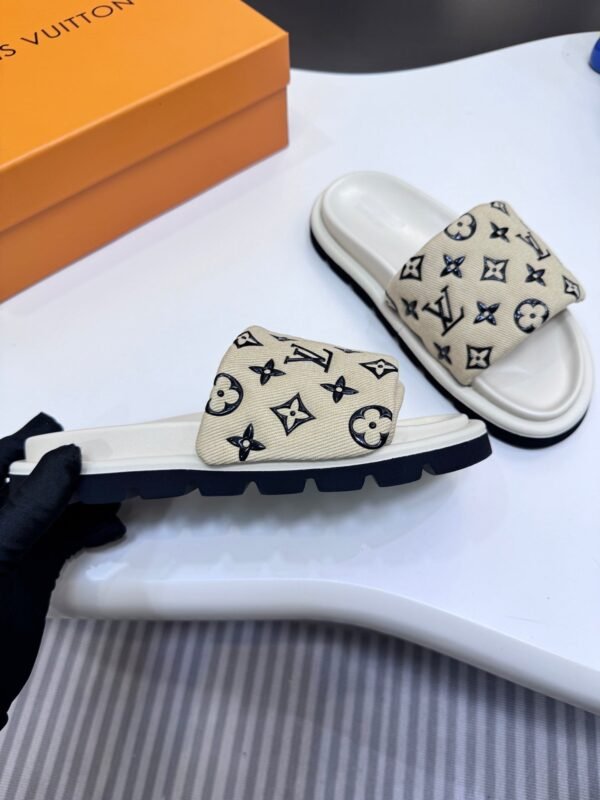 CD1F6013-64A8-65B7-1D24-7D7F70A43BBF.jpg Louis Vuitton Women's Pool Pillow Comfort Sandal