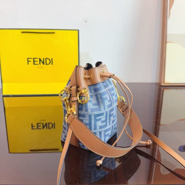 CE9D7E76-0007-EBA6-60CE-0D2FE3F79F16.jpg Fendi Mon Tresor - BLUE