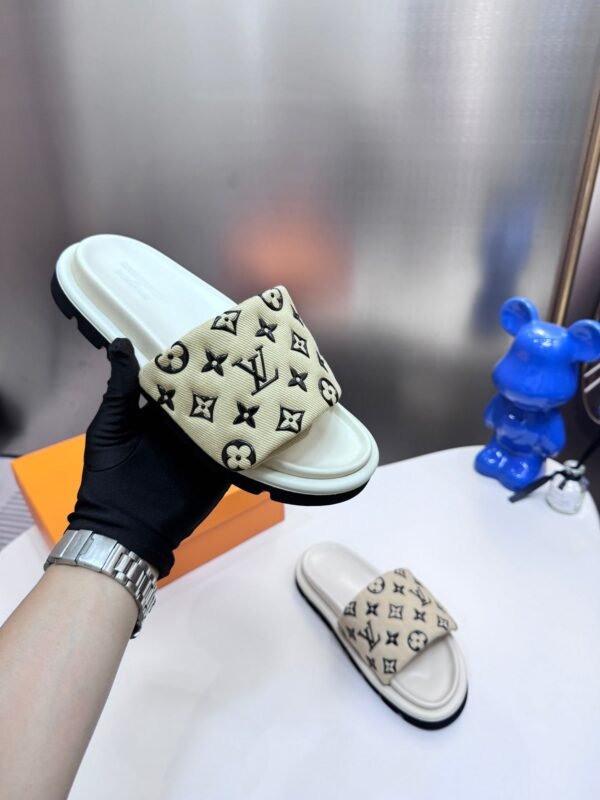 CFD3C1C7-3776-68CB-4D33-BB5DAB522B9A.jpg Louis Vuitton Women's Pool Pillow Comfort Sandal