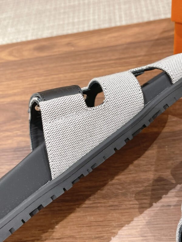 D17B7007-63F5-0629-943A-5ABEA066F9FA.jpg Hermes Unisex Chypre Sandal