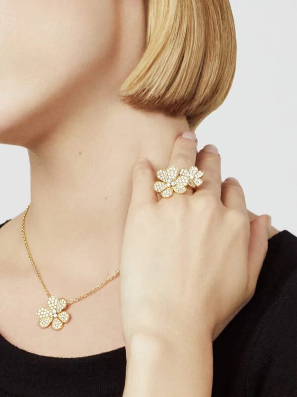 Frivole Between the Finger Ring