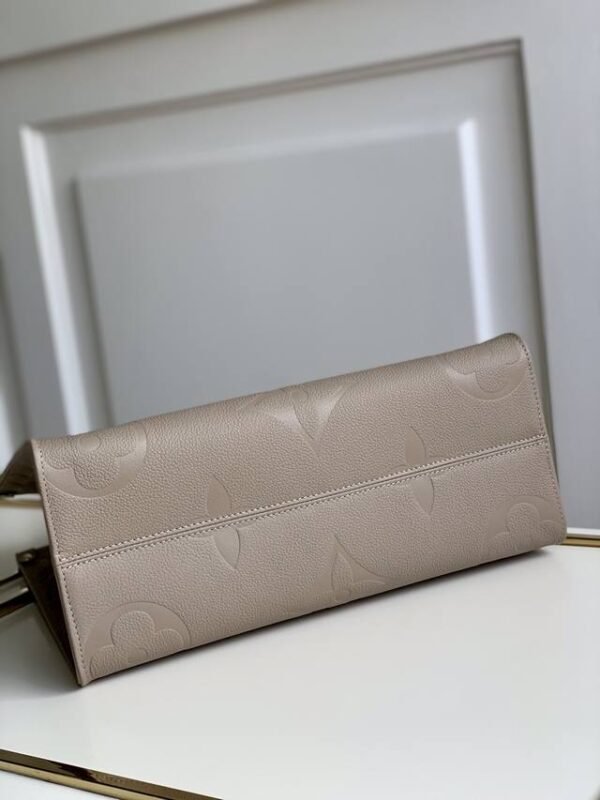 D53E2533-27EB-2FF7-F0A8-EAD6D86697AB.jpg Louis Vuitton OnTheGo MM M45607