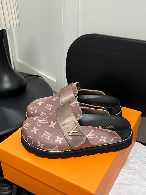 D544F2A8-A921-0ECF-3511-E99DAFC06B58.jpg Louis Vuitton Women's Pool Pillow Comfort Sandal