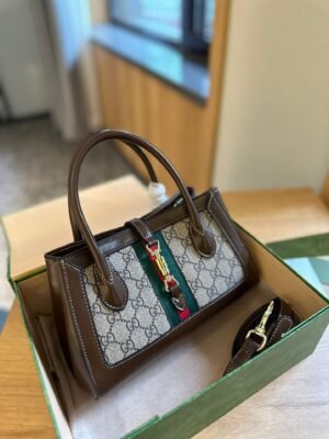 D5C6B51D-8FCA-B68F-5B0F-2468600746E6.jpg Small tote with piston closure