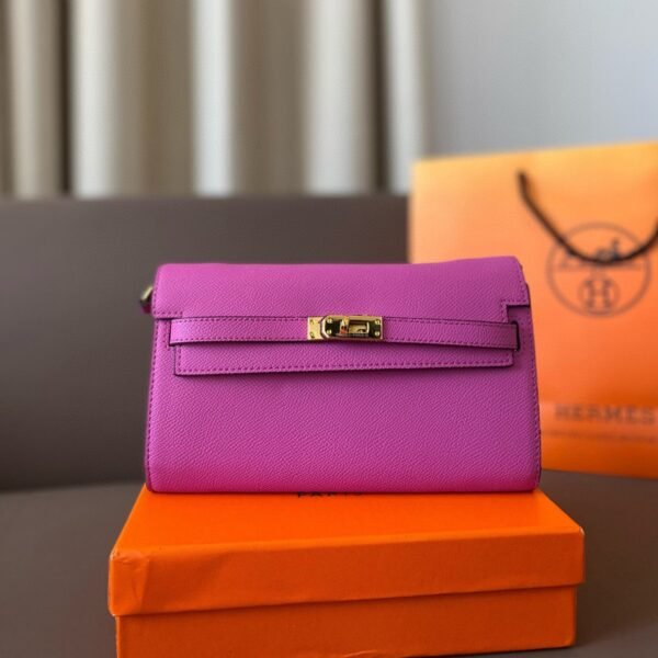 D79F9189-9608-85AB-6ACA-0B20BFAA78B4.jpg Epsom Kelly Wallet