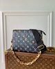 D7E3F790-7E9D-F4E1-7D2A-6C92FD5870A6.jpg Louis Vuitton Coussin PM M21353