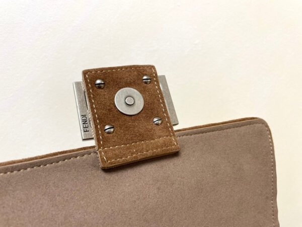 D7EF827F-F054-2ABE-48F1-FDCD77C641D2.jpg Fendi Midi Baguette Chain Bag