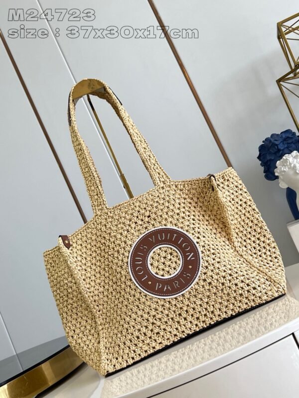 DC8D63B7-84B3-A9CF-A2A2-A5C61D14E5A2.jpg Louis Vuitton M24723 OnTheGo MM