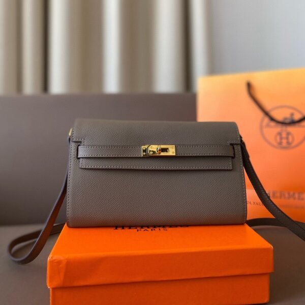 DD557052-DEEF-FAA0-83C4-8908E9AE709D.jpg Epsom Kelly Wallet